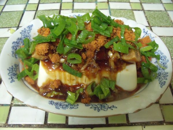 擺上肉鬆,撒上蔥花就可食用囉。