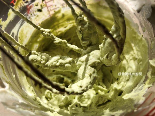 以手提電動攪拌器打發。