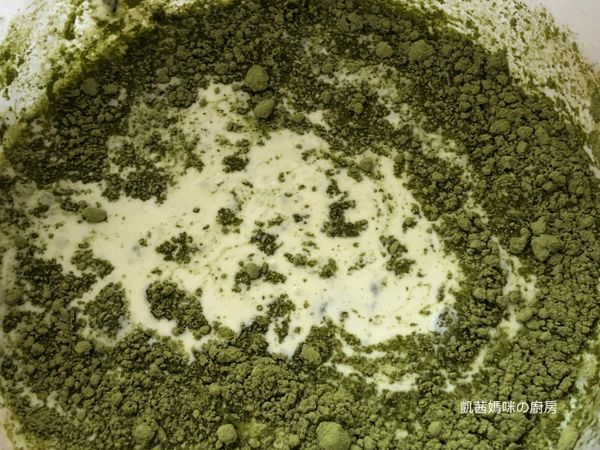 將抹茶粉、砂糖和鮮奶油，放入攪拌的器皿。