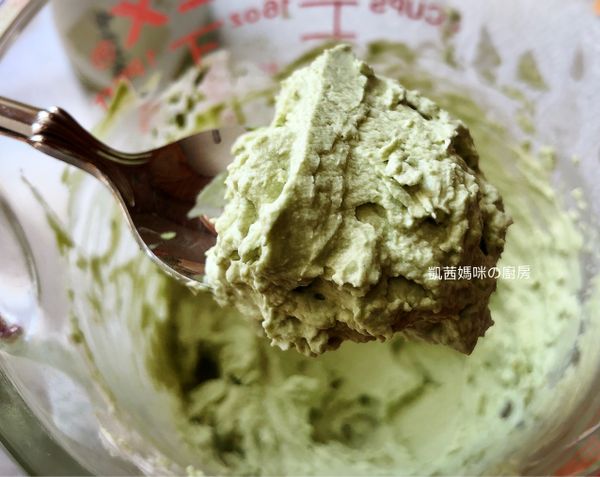 打發至鮮奶油用攪拌器舀起時，尖角朝上挺起不下垂，就是9-10分發/硬性發泡；也是奶蓋需要的程度。