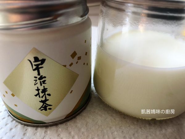 準備適量牛奶，少許裝飾用抹茶粉。