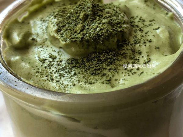 以小湯匙，輕輕地將抹茶奶蓋覆蓋在牛奶上。再撒些適量抹茶粉，裝飾。