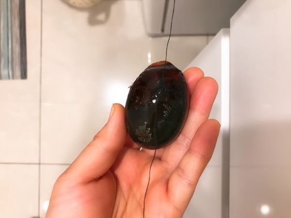 用棉線切出完美皮蛋。沒有蛋黃黏刀的問題。