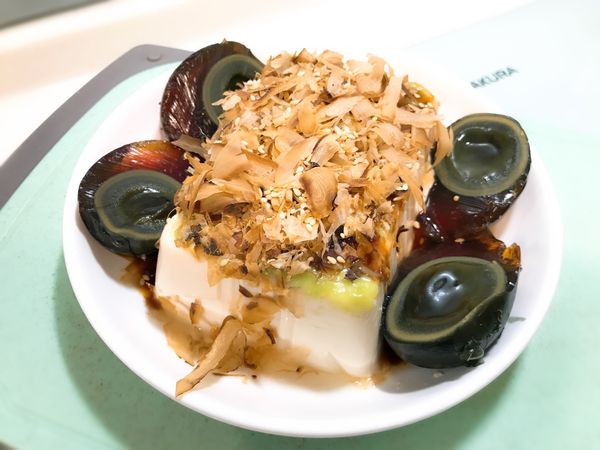 最後擺上皮蛋、柴魚片，撒點白芝麻就完成囉！