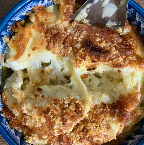 把馬鈴薯跟蛋放入電鍋，蒸熟後放入🥣裡面，在灑上乳酪絲、起司粉放入烤箱，就完成了
（烤箱我大概用七分鐘）