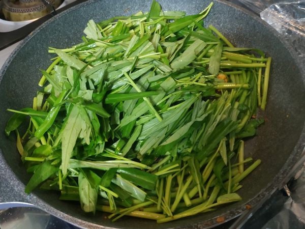 加入空心菜拌炒(先加入梗的部分，再加入葉子部分，這樣才不會受熱不均)