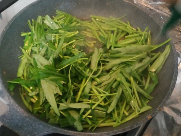 沿著鍋邊嗆入米酒，些許熱水，加入些許鹽巴調味，菜軟即可完成起鍋