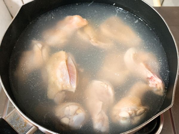 雞肉洗淨汆燙，