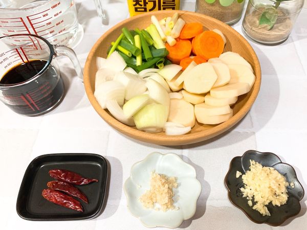 馬鈴薯、紅蘿蔔、洋蔥全部切塊，
蔥切段，蔥白蔥綠分開，