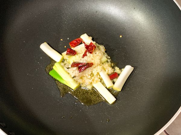 熱鍋，少許油（可用韓國芝麻油比較香）
爆香蔥白、乾辣椒、蒜末、薑末，