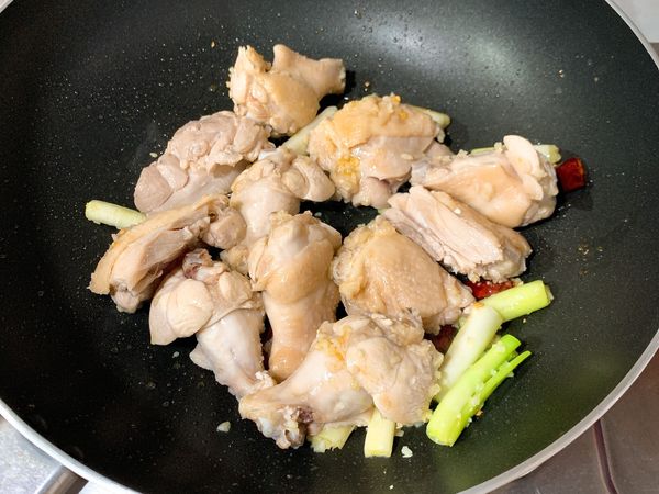 放入雞肉，炒到雞肉變色，