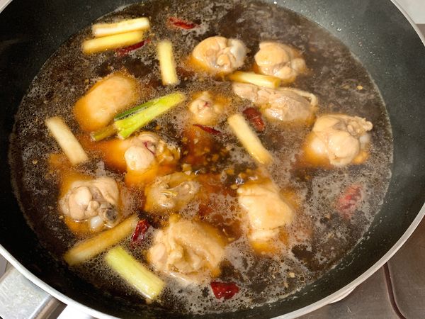 加入水、醬油、糖，小火燜煮20分鐘，