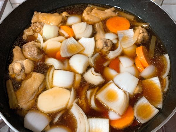 放入馬鈴薯、紅蘿蔔、洋蔥繼續燜煮15分鐘，