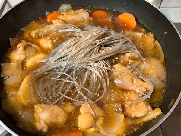 轉中小火，放入冬粉、胡椒、芝麻油，
煮5分鐘，