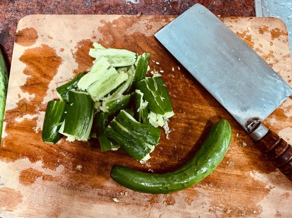 小黃瓜切塊壓扁，撒上少許鹽巴抓勻

《滲透作用：為了逼出小黃瓜的水分，撒些鹽巴醃製一下》

《壓扁是為了讓小黃瓜更容易入味》