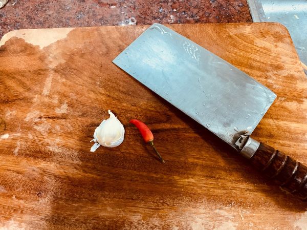 蒜頭、辣椒切碎備用

《不吃辣，辣椒可以省略》