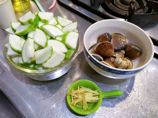 1.絲瓜削皮後，先切成1/4條，再切成厚度約0.5公分的片狀。
2.蛤蜊吐沙後洗淨備用。
3.薑切成細絲備用。