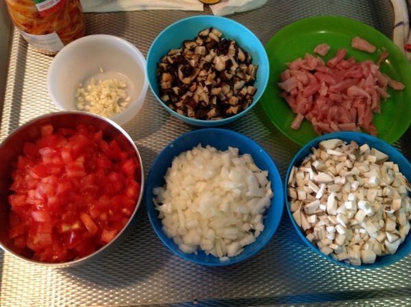 步驟1
花菇泡水變軟,香菇水留著備用。
把所有材料切成丁,
只有肉切成絲。