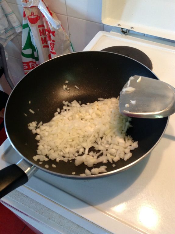 步驟2
拿鍋子熱油,先把蒜頭爆香,再放入洋蔥,炒至透明