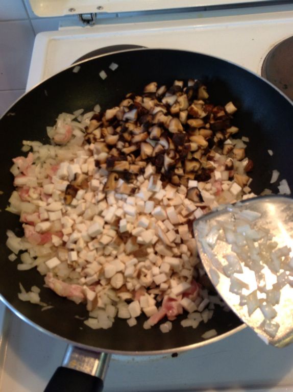 步驟3
接著把肉,花菇,杏鮑菇也下鍋拌炒