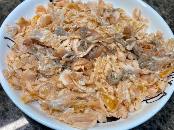 先將鮭魚煎熟，之後用叉子將魚肉用散。