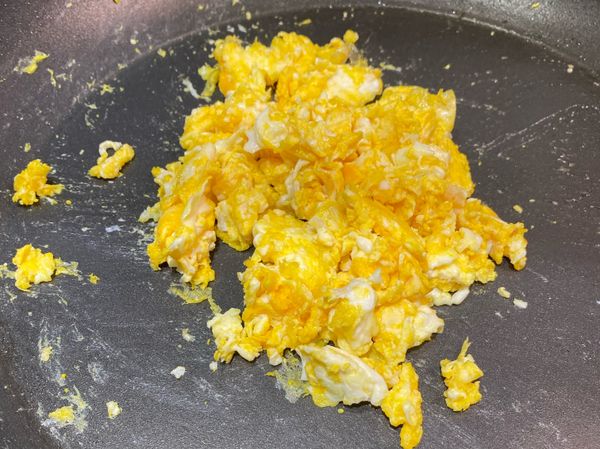 之後炒蛋，要一直攪拌，儘量讓炒蛋成碎蛋，後盛起備用。