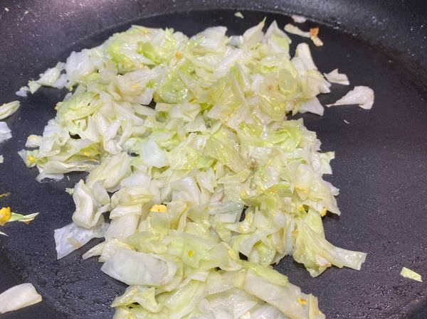 原鍋再炒高麗菜，如果沒油再加一點。