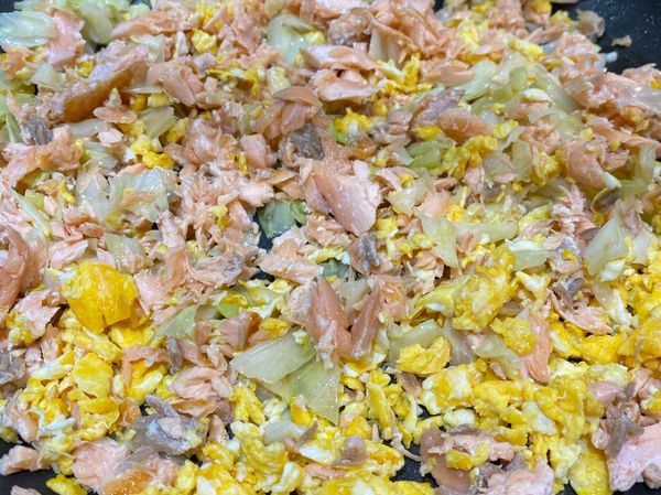 高麗菜軟後，將所有食材加入拌炒，我會在這時加入二大匙的醬油炒，比較不會有之後米飯醬色拌不勻的情形。