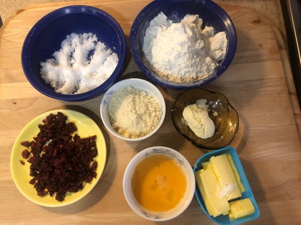 備好所有材料
奶油放置軟化(手指輕輕壓下即可)
將蔓越莓切小