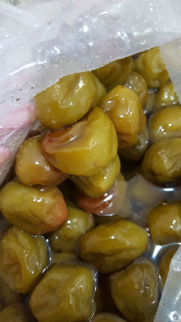 已經殺青的梅子，蜜糖一天到2天，糖水倒掉
再重覆一次的動作，主要讓鹽份釋出