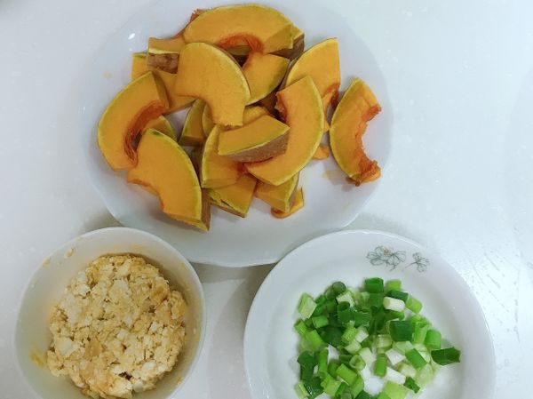 將南瓜切片蒸熟蔥切末將鹹蛋搗碎