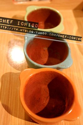 烤模準備:用奶油 20克,無糖可可粉2 大匙,把每個烤模內部塗上奶油然後灑可可粉