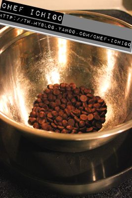 隔水溶化巧克力和奶油, 一邊慢慢攪拌, 注意溫度不可過熱