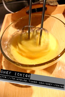 用打蛋器攪打蛋和糖到無顆粒並且黏稠