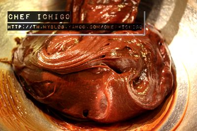 4. 混合蛋液跟巧克力,分批加入篩過的低筋麵粉, 混合攪拌均勻