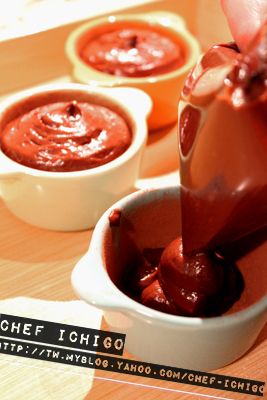 將蛋糕糊倒入模子中