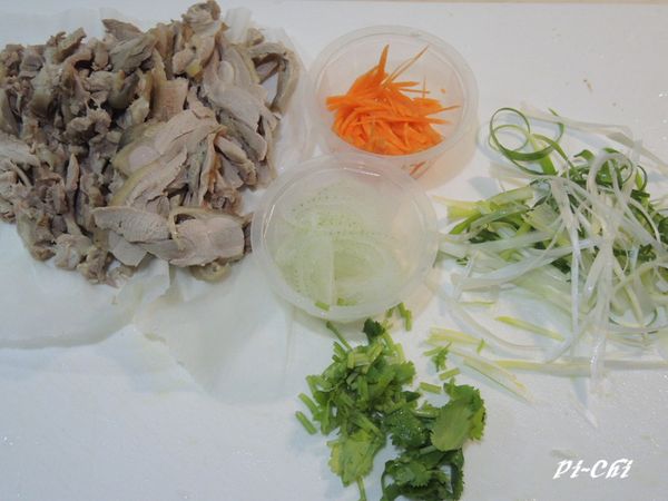 去骨雞腿肉水煮熟放涼備用,全部材料切絲,香菜切小段