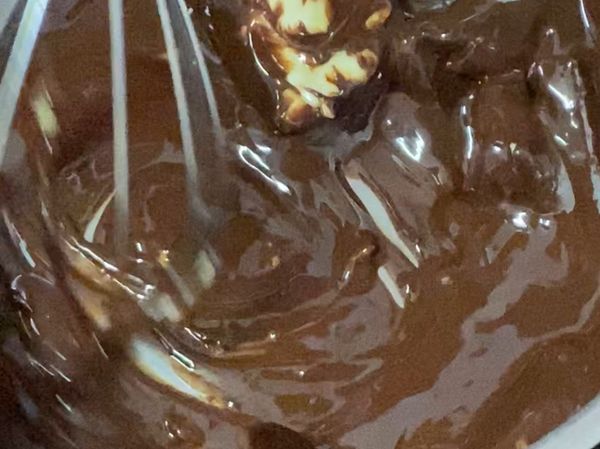 雞蛋以一次一顆的方式打入黑巧克力奶油糊