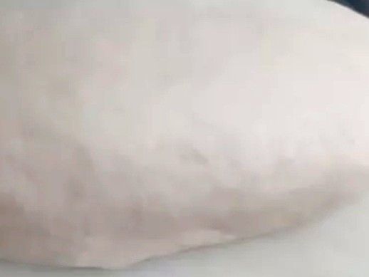 高筋麵粉加水攪拌做成麵團，麵團大概一個拳頭大一些，用桿麵棍桿平，麵皮拉長，在用刀子切成寬麵條。