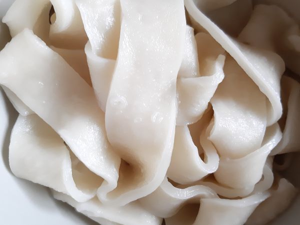 先煮一鍋水，放入麵條煮熟，在用冷水洗一下備用。