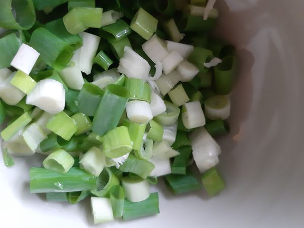 用一鍋水煮滾先放入煮過的寬麵條和川燙過牛肉片，加入辣豆瓣醬和香菇素蠔油，不用加鹽巴。