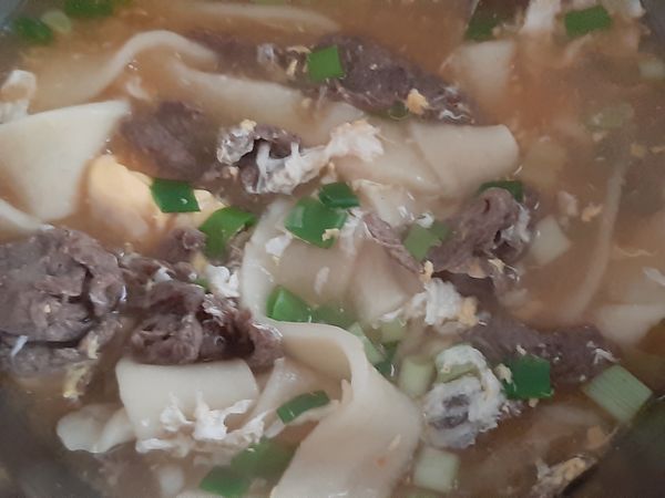 食材煮熟後打入一顆蛋，蔥花最後放，完成。