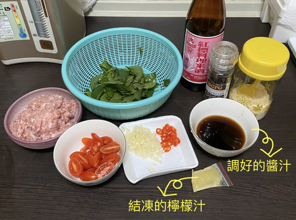 1. 先將一大匙醬油、一大匙魚露、一大匙水、一小匙糖，調和成醬汁備用。
2. 將蒜頭切末、辣椒切小段、小蕃茄切半備用。