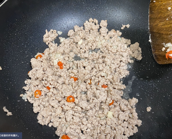 3. 起一油鍋先炒肉末，炒至微焦黃後放入蒜與辣椒翻炒 ( 肉末開始變色時可加入少許米酒去肉腥 )。