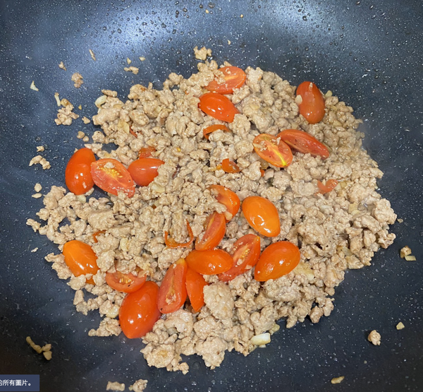 4. 肉末微焦黃時倒入已調好的魚露醬汁，多拌炒一下好讓豬肉吸收醬汁。
5. 加入蕃茄拌炒，炒至番茄開始軟化，然後加入適量黑胡椒。
( 若喜愛吃重口味，可依個人口感，加入適量鮮味炒手或鹽。)