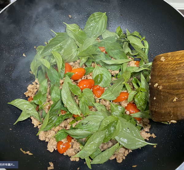 6. 繼續拌炒至番茄全軟後放入九層塔。