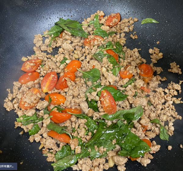 7. 翻炒幾下後，依造人喜好再擠入適量新鮮檸檬汁拌炒均勻即完成。