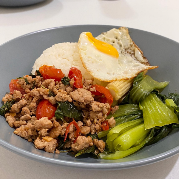 盛盤：可加一顆荷包蛋以及自己愛的簡單燙蔬菜，就可完成一盤色香味俱全的泰式打拋豬肉簡餐。