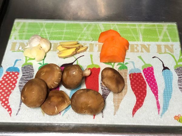 蒜拍碎，薑跟紅蘿蔔切片，香菇可切半或不切備用。