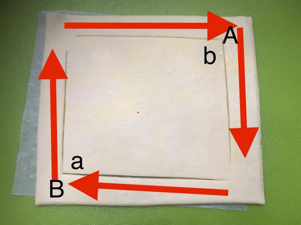 冷凍起酥片放到室溫大約1-2分鐘
稍微有點軟的時候
用刀子照箭頭的方式切開
⚠️⚠️尾巴不要切斷喔⚠️⚠️

然後把A放到a
再把B放到b